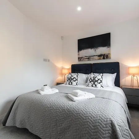 High-End Luxury Apartments - Free Parking And Wifi Included! Staines-upon-Thames Exterior photo