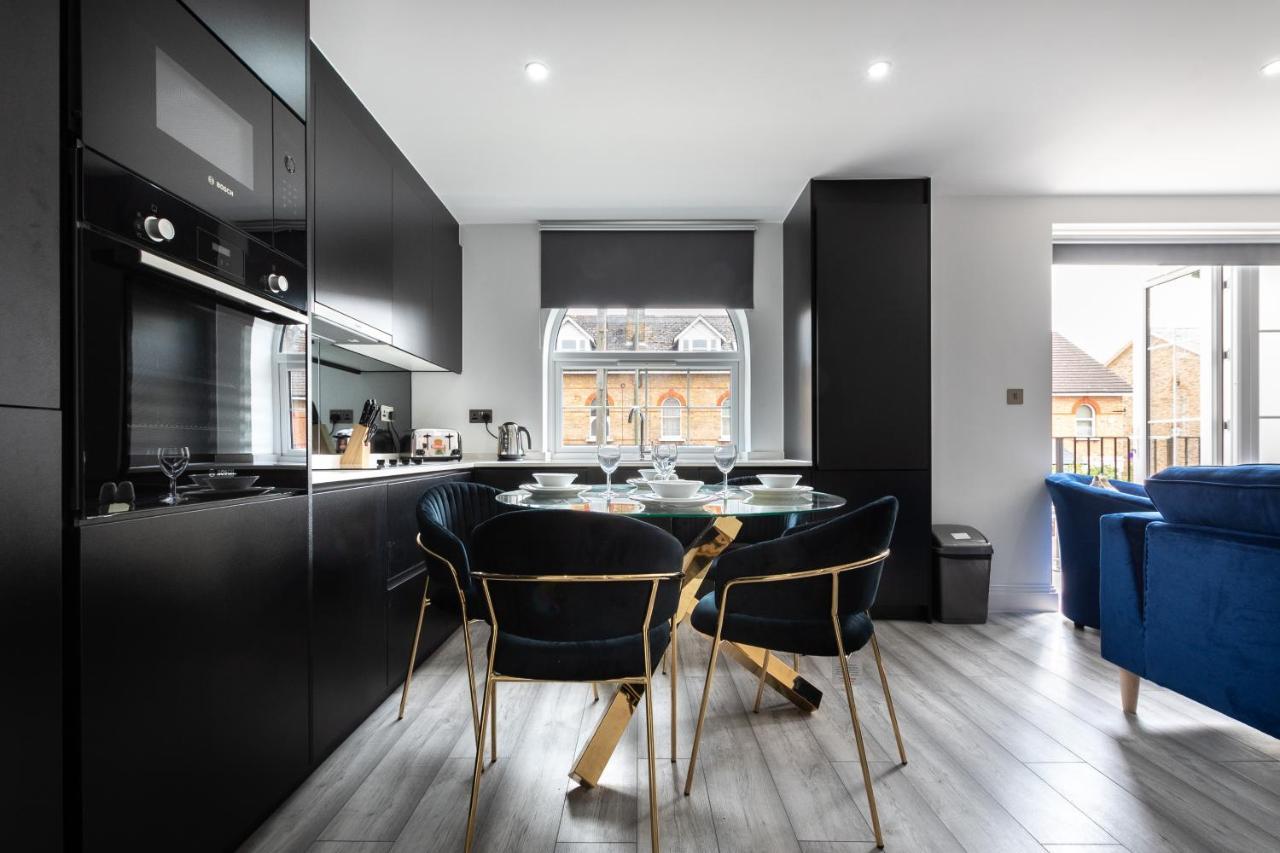High-end Luxury - Free Parking And Wifi Included! Staines-upon-Thames