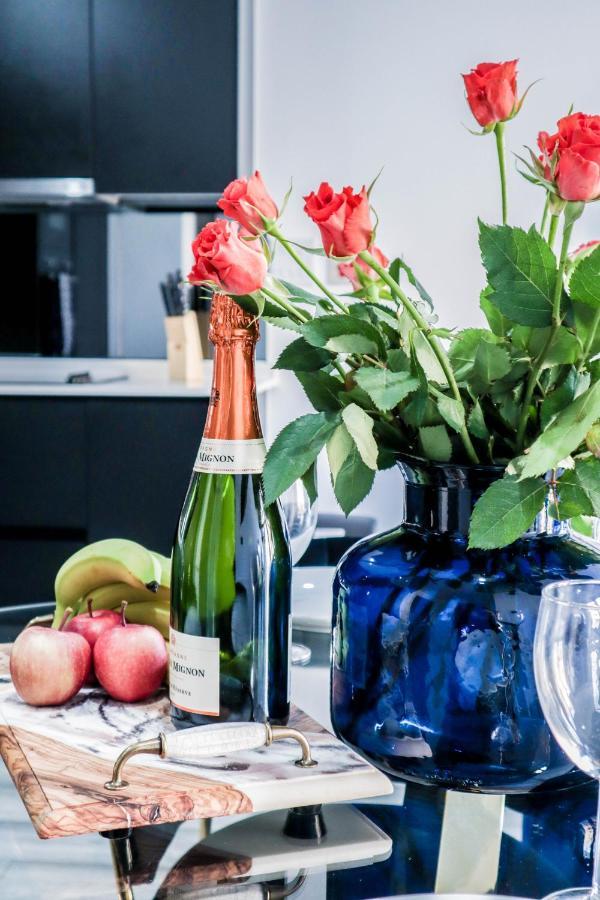 High-end Luxury - Free Parking And Wifi Included! Apartment Staines-upon-Thames