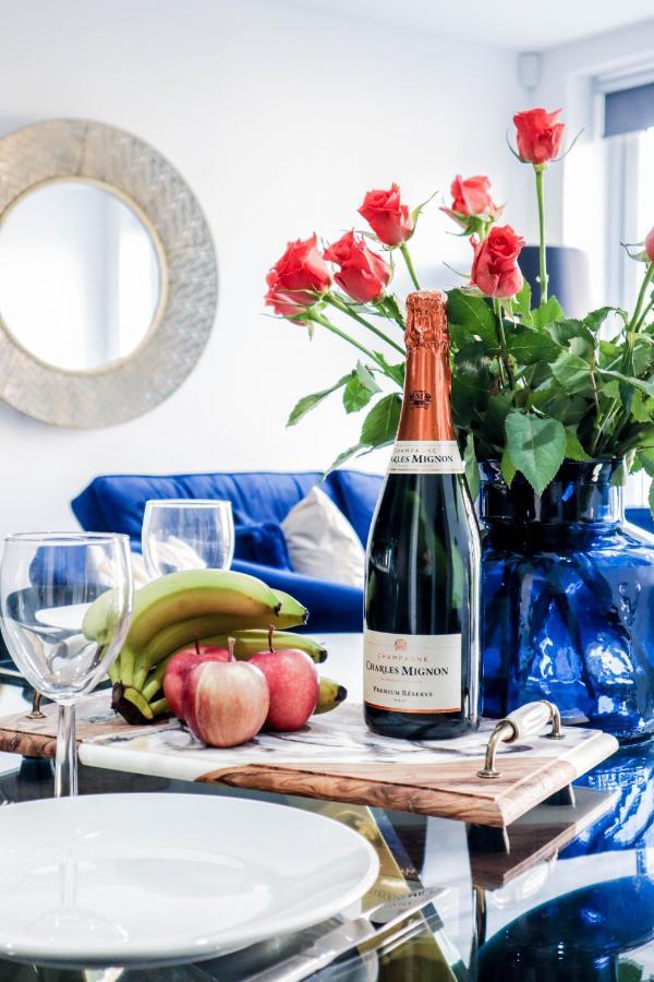 Apartment High-end Luxury - Free Parking And Wifi Included! Staines-upon-Thames