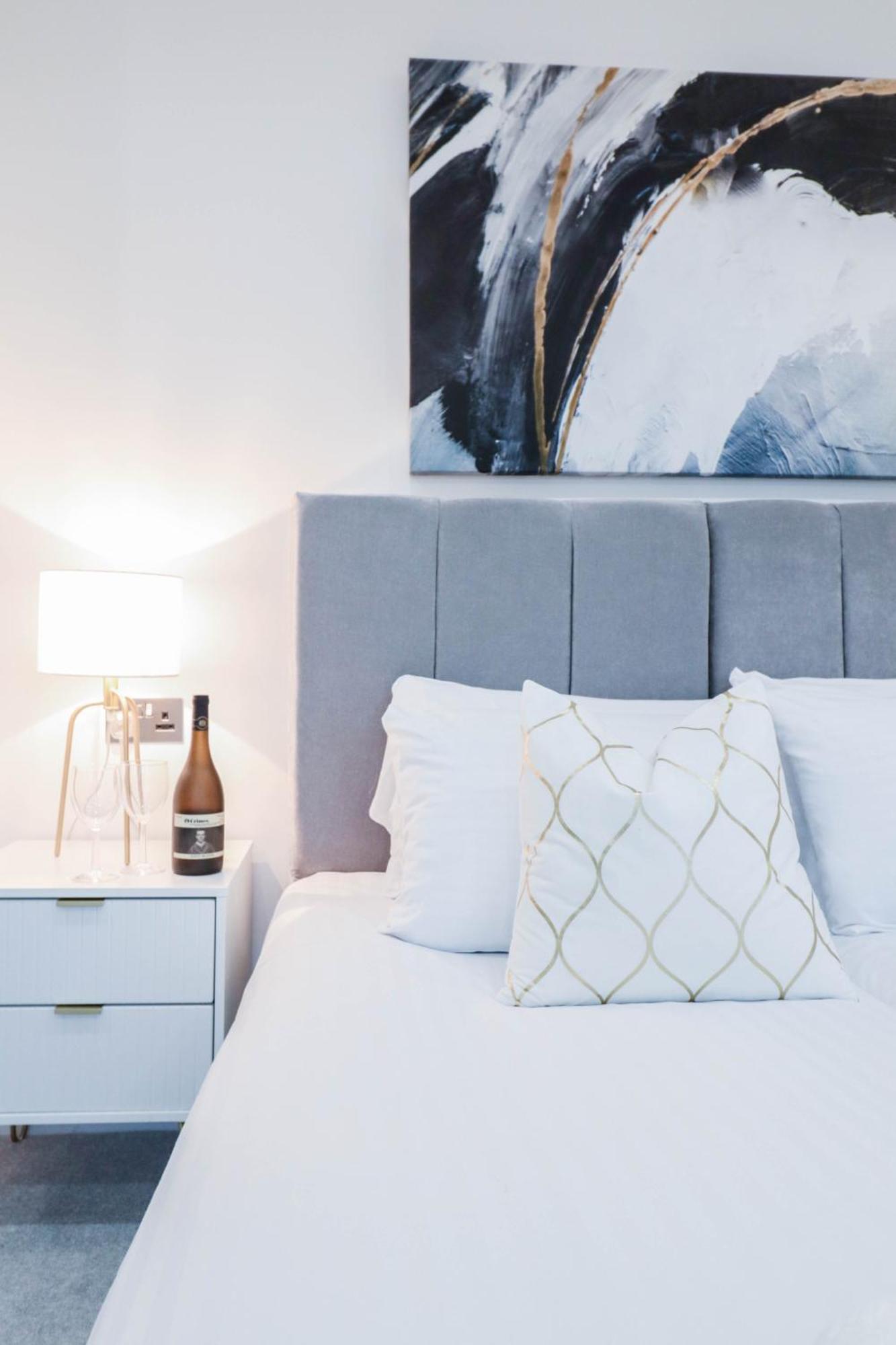 High-end Luxury - Free Parking And Wifi Included! Apartment Staines-upon-Thames