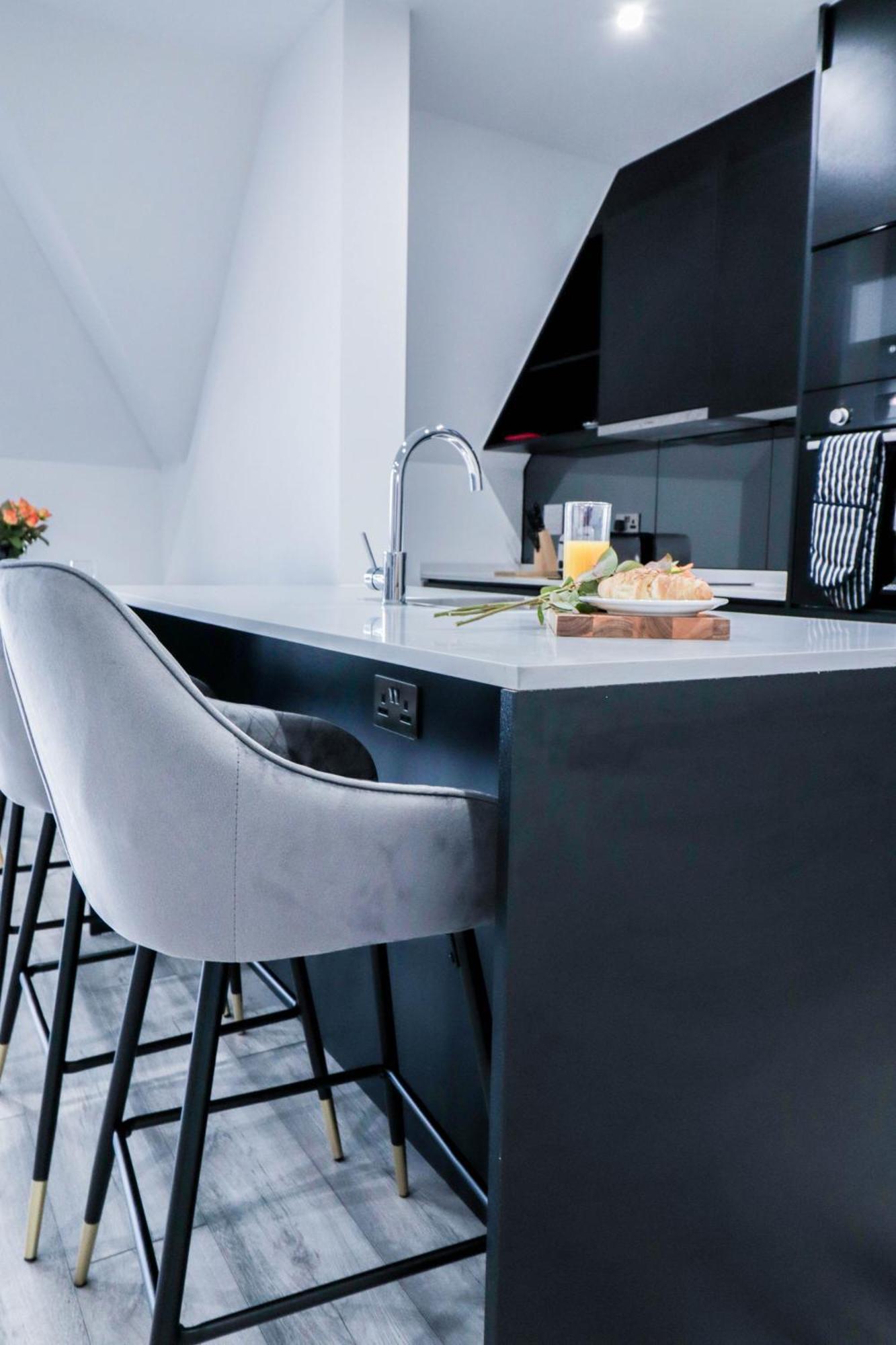 High-end Luxury - Free Parking And Wifi Included! * Staines-upon-Thames