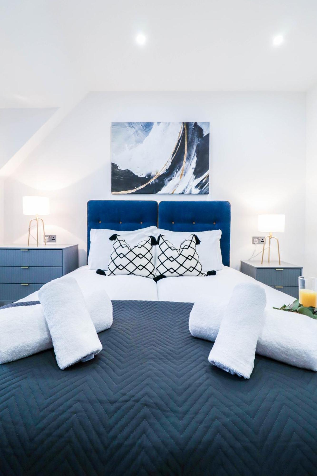 High-end Luxury - Free Parking And Wifi Included! Apartment Staines-upon-Thames