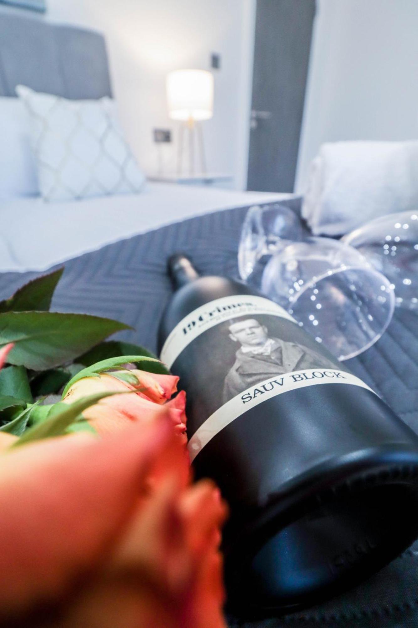 High-end Luxury - Free Parking And Wifi Included! * Staines-upon-Thames