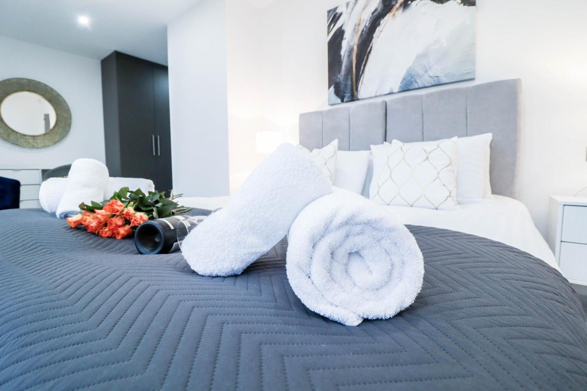 High-end Luxury - Free Parking And Wifi Included! Apartment