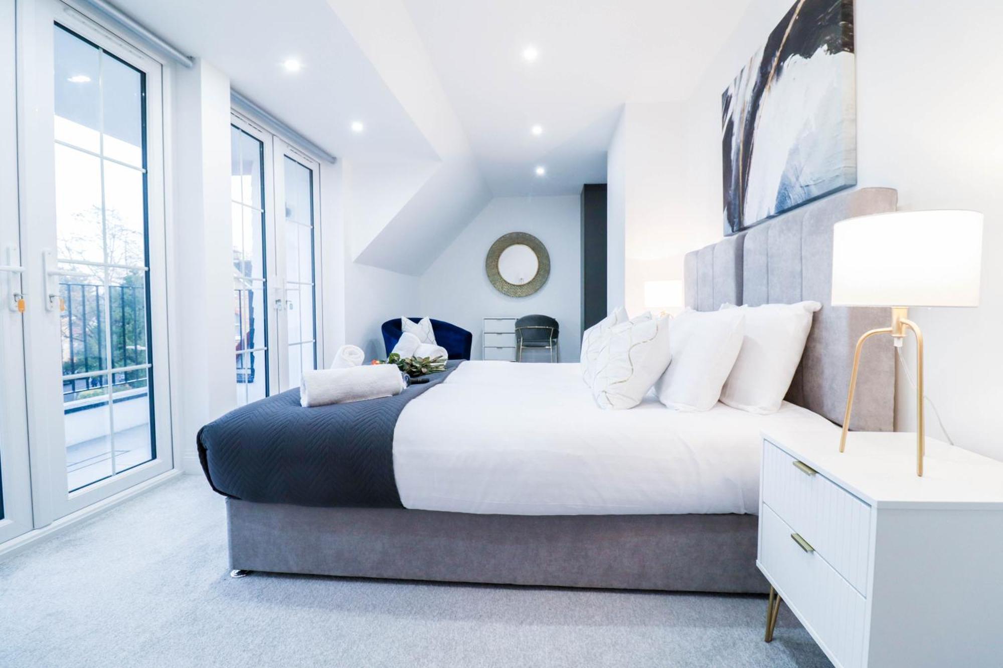 High-end Luxury - Free Parking And Wifi Included! * Staines-upon-Thames