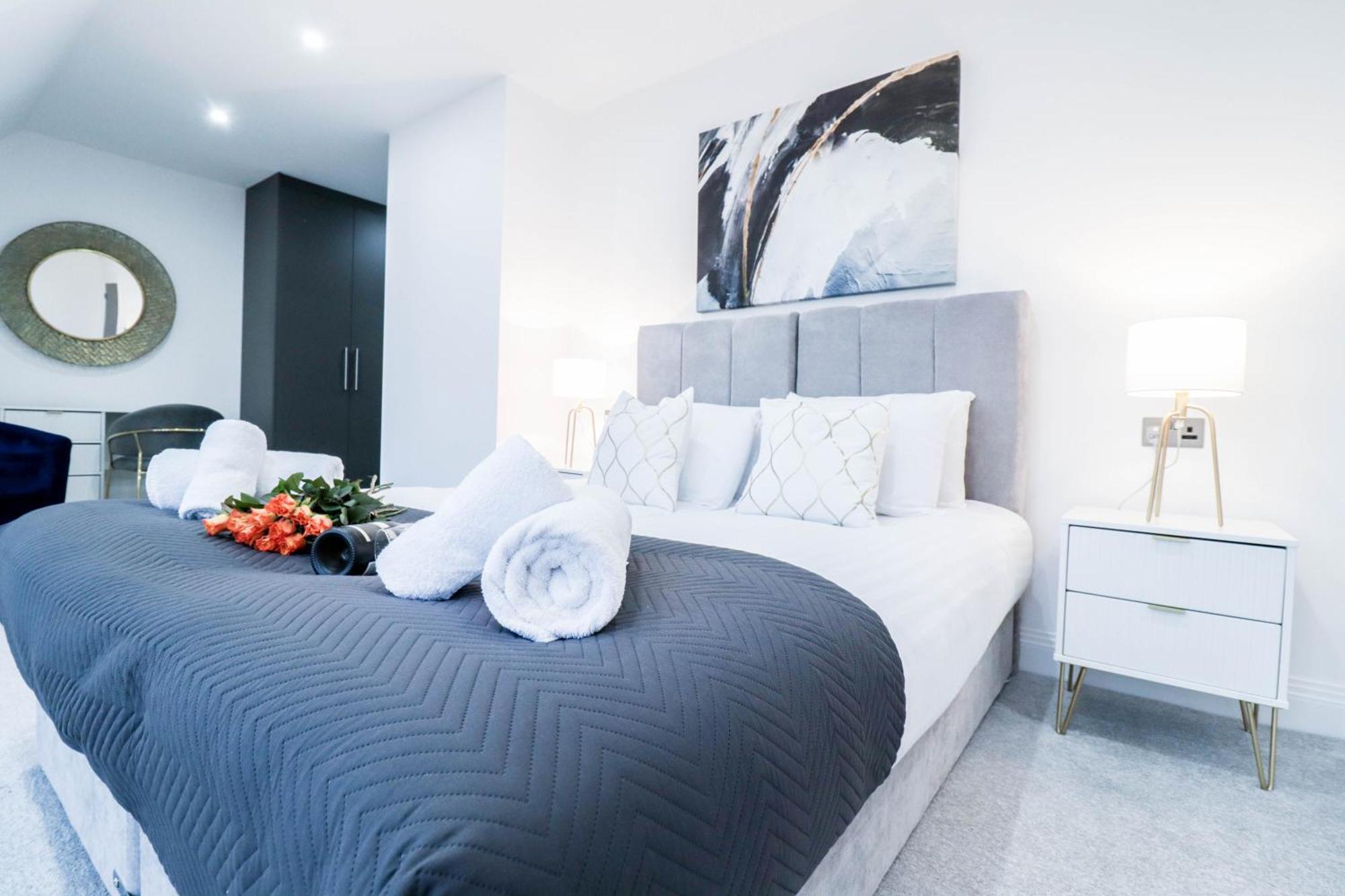 High-end Luxury - Free Parking And Wifi Included! Apartment Staines-upon-Thames
