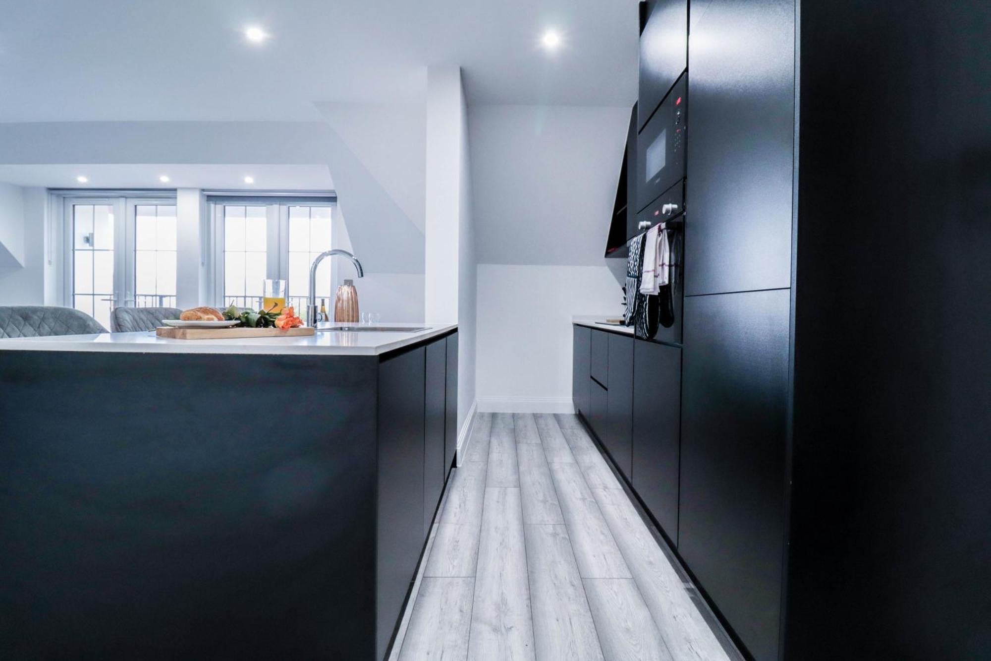 High-end Luxury - Free Parking And Wifi Included! Staines-upon-Thames