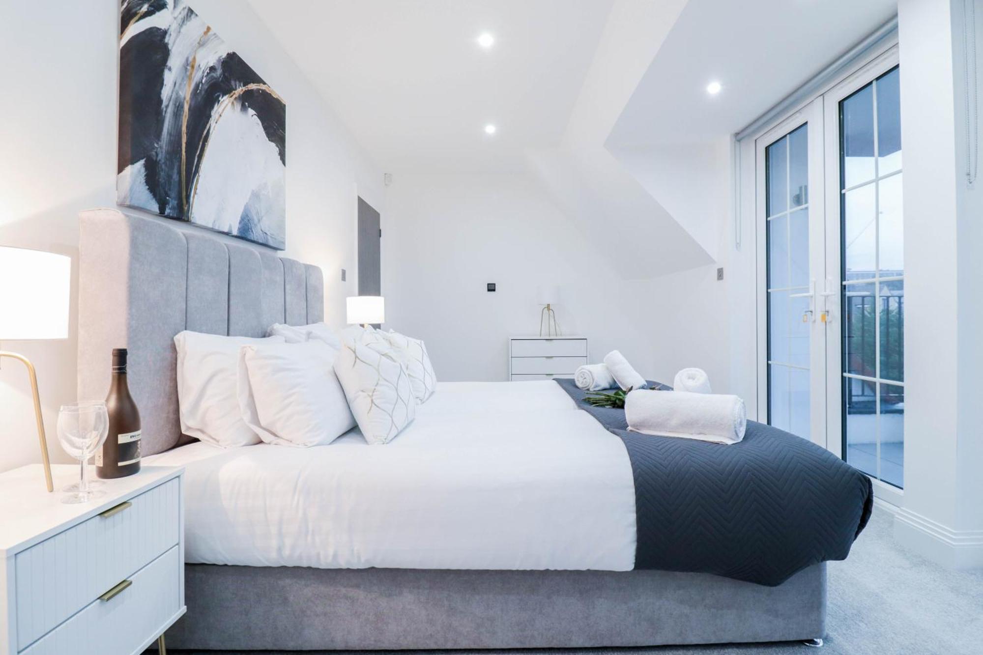 Apartment High-end Luxury - Free Parking And Wifi Included! Staines-upon-Thames