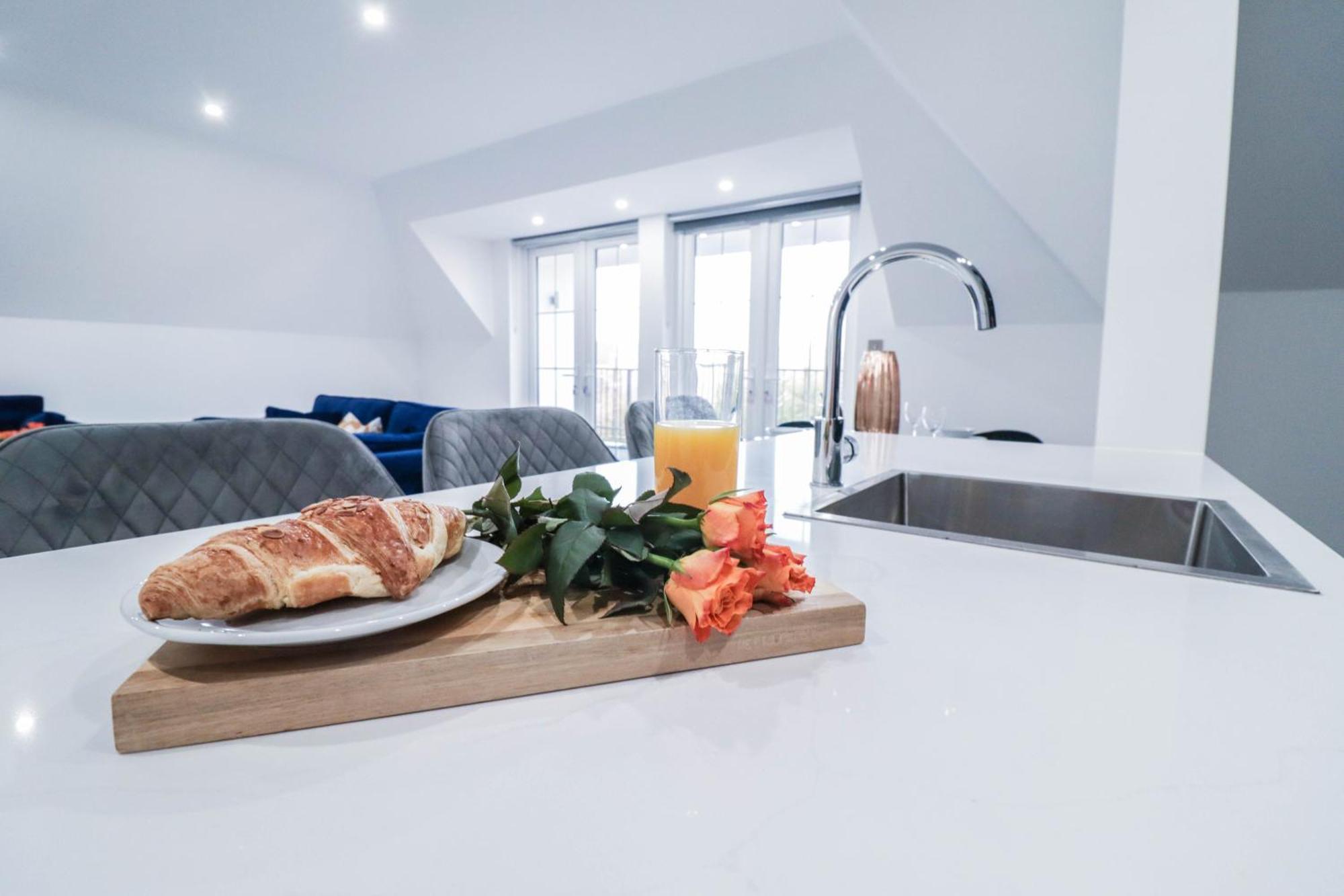 High-end Luxury - Free Parking And Wifi Included! Apartment Staines-upon-Thames