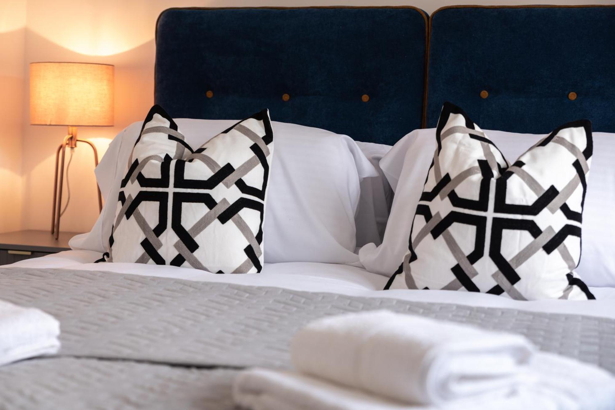 High-end Luxury - Free Parking And Wifi Included! Apartment