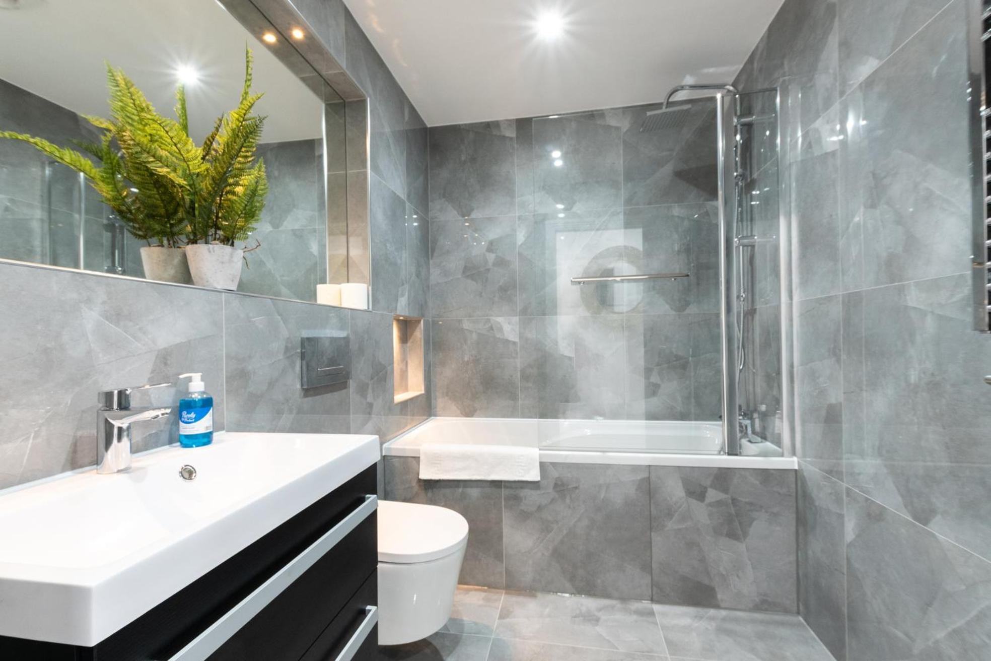 High-end Luxury - Free Parking And Wifi Included! * Staines-upon-Thames