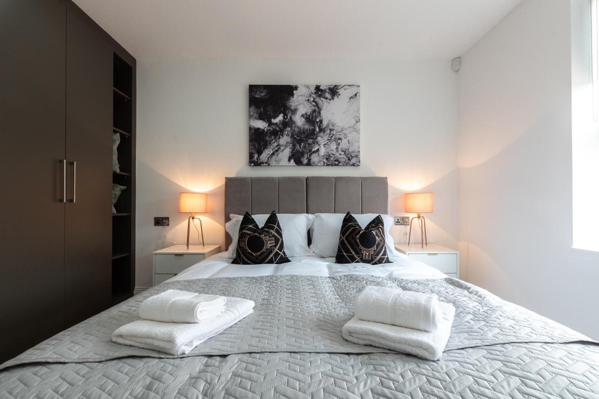 High-end Luxury - Free Parking And Wifi Included! *