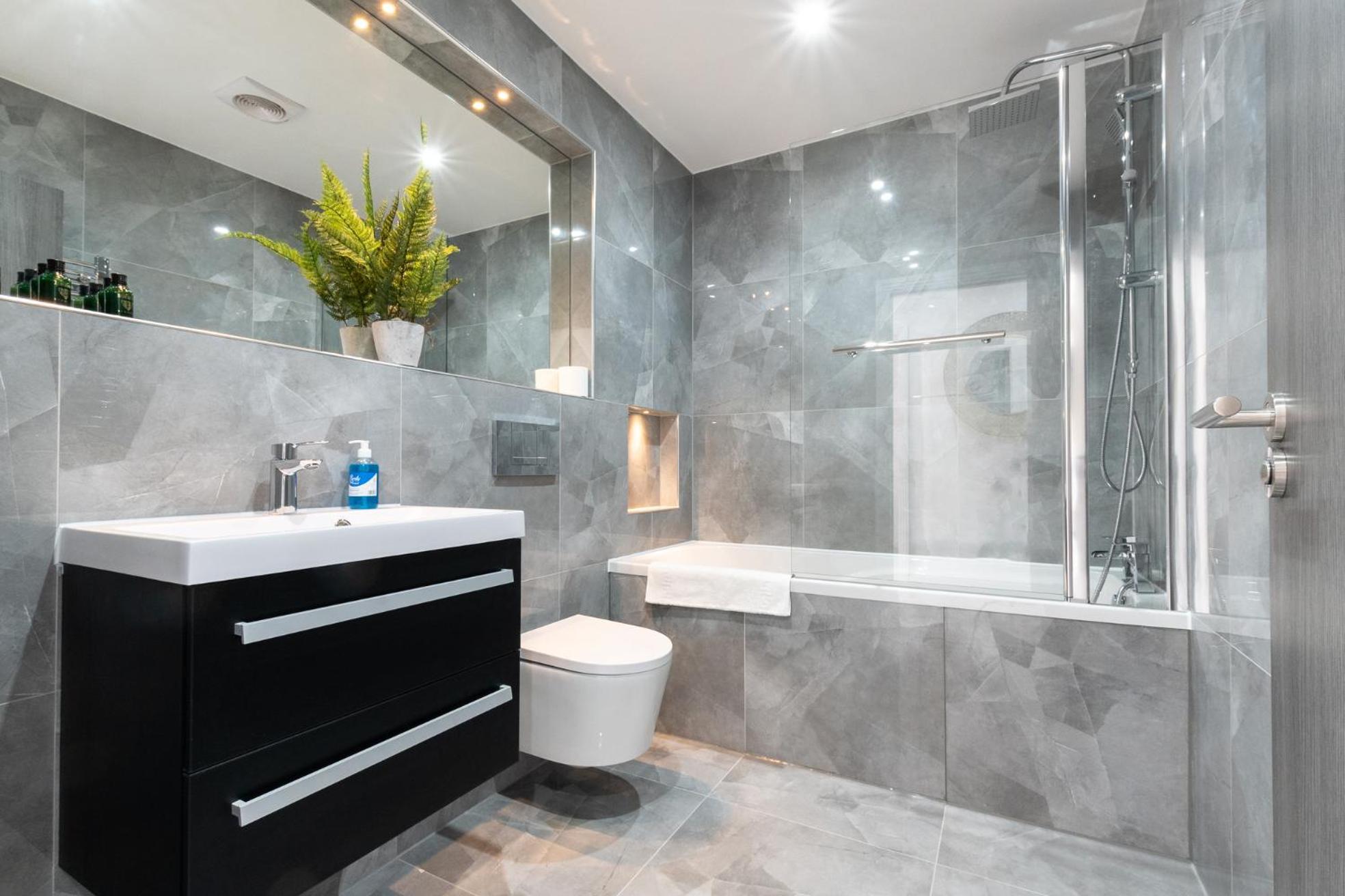 High-end Luxury - Free Parking And Wifi Included! *